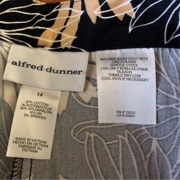 Vintage Alfred Dunner black floral cotton stretch cropped pants in size 14 - Picture 4 of 8